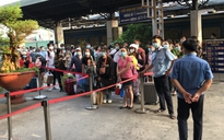 Lấy mẫu xét nghiệm Covid-19 hành khách trên chuyến tàu từ Hà Nội vào ga Sài Gòn