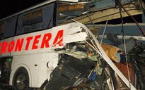 Tàu lửa tông xe buýt ở Mexico, 16 người chết