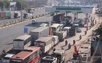 Kẹt xe nghiêm trọng trên cầu Đồng Nai: Nhân viên bán vé thiếu kinh nghiệm