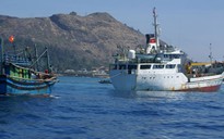 Tàu Hải quân lai dắt tàu cá bị nạn ở Hoàng Sa về đảo Lý Sơn an toàn