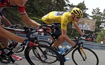 Tour de France 2015: Chris Froome bị ném nước tiểu vào mặt