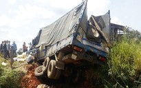 Xe tải lật nhào khi xuống dốc, đè sập nhà dân, 2 người chết