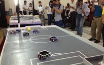 Sôi động cuộc thi lập trình robot đá bóng