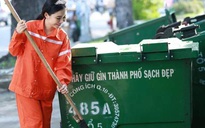 Diễn viên Nhất Hương gây sốc khi đội vương miện tiền tỉ quét rác