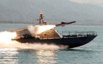Tàu tấn công nhanh Iran bắn tên lửa sát tàu sân bay Mỹ