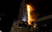 30 phút chờ giải cứu ngoài ban công lúc khách sạn 63 tầng cháy dữ dội