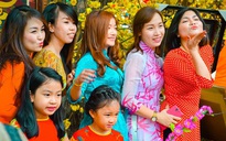 Thiếu nữ Sài thành đẹp rạng rỡ trong lễ hội Tết Việt
