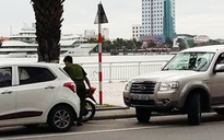 Cảnh sát Đà Nẵng dắt xe sát lề tìm chỗ cho ô tô đỗ