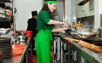 Phi Nhung tự tay rửa chén trong ngày khai trương nhà hàng chay