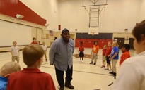 Thầy giáo Mỹ nổi tiếng nhờ video ca nhạc dạy học sinh sống lạc quan