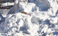 Cùng bạn chơi trò xây lâu đài tuyết, bé trai 12 tuổi bị đè chết
