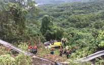 Lật xe chở 21 sinh viên ở đèo Hải Vân, ít nhất 1 người chết