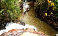 Vượt thác cheo leo đưa thi thể 3 du khách lên khỏi thác Datanla