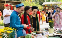Du khách nước ngoài hào hứng gói bánh chưng ngày tết của Việt Nam