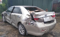 Va chạm với xe đầu kéo, xe Toyota Camry 'tan nát', 3 người may mắn thoát chết