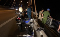 Phát hiện xe máy, chai thuốc diệt cỏ trên cầu Rạch Miễu, nghi có người nhảy cầu