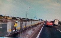 'Thót tim' xe máy chạy vào cao tốc TP.HCM - Trung Lương