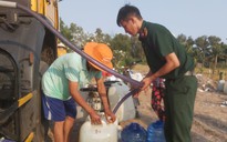 Bộ đội Long An đưa nước ngọt đến người dân vùng hạn mặn
