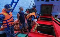 Vùng Cảnh sát biển 4 bắt giữ một tàu chở 50.000 lít dầu lậu