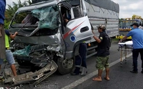 Tai nạn trên cao tốc TP.HCM - Trung Lương, 2 người kẹt trong cabin xe
