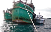 Hai tàu cá Kiên Giang vận chuyển dầu trái phép trên biển Tây Nam