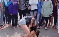 2 nữ sinh đánh nhau, đám đông cổ vũ và quay clip tung lên mạng