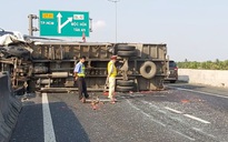 Tai nạn trên cao tốc TP.HCM - Trung Lương: Xe tải bị xe giường nằm tông lật ngang