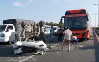 Tai nạn trên cao tốc TP.HCM - Trung Lương: Va chạm xe giường nằm, ô tô 7 chỗ ngửa bụng