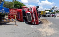 Vĩnh Long: Xe đầu kéo lật ngang giữa vòng xoay Trường An, nhiều người đi đường khiếp vía