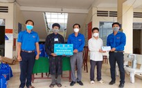 Tặng quà cho thanh niên tôn giáo và học viên cai nghiện khó khăn