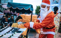 Chàng trai 8X 'hô biến' thành ông già Noel mang niềm vui đến người nghèo