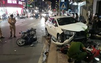 Vĩnh Long: Tài xế say rượu lái ô tô tông 5 xe máy khiến 2 người bị thương nặng