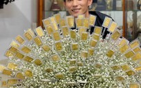 Thực hư bó hoa đính 100 cây vàng 9999 tặng vợ 8.3 khiến giới trẻ xuýt xoa