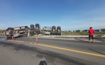 Tai nạn trên cao tốc Trung Lương-Mỹ Thuận: Xe đầu kéo lật nhào, giao thông ùn ứ
