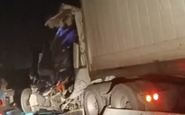 Xe đầu kéo tông xe giường nằm trên cao tốc TP.HCM-Trung Lương làm 3 người bị thương