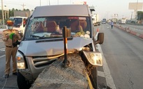 Xe khách tông ghim đầu vào ụ bê tông trên cao tốc TP.HCM - Trung Lương