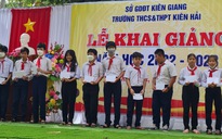 Khai giảng tại Kiên Giang: Trao học bổng và đồ dùng học tập cho học sinh trên đảo