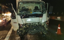 Xe tải bẹp dúm cabin trên cao tốc TP.HCM - Trung Lương, tài xế bị thương nặng