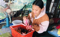 Nữ sinh mồ côi đi phục vụ quán nước, làm nail theo đuổi ước mơ đến trường