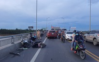 Tai nạn liên hoàn giữa 2 xe máy và xe 5 chỗ trên cầu Rạch Miễu