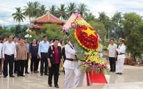 Chủ tịch Quốc hội Nguyễn Thị Kim Ngân dâng hương tưởng niệm các anh hùng, liệt sĩ