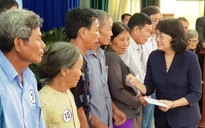 Phó chủ tịch nước tặng quà cho gia đình chính sách tỉnh Quảng Nam