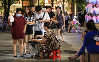 Hàng rong mang bếp nướng, xe bò viên... tràn xuống phố đi bộ Nguyễn Huệ