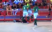 Cầu thủ tấn công khiến trọng tài chấn thương nặng vùng đầu