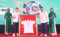 Đấu giá chiếc áo của tuyển thủ Quang Hải giúp trẻ em mồ côi do Covid-19