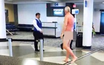 Khỏa thân giữa sân bay vì không mua được vé