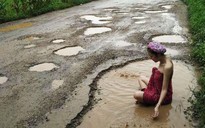 Người mẫu Thái tắm 'ổ voi', con đường 'đau khổ' được sửa ngay lập tức