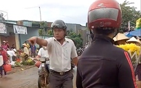 [VIDEO] Trưởng công an xã đá văng hàng hóa người dân buôn bán khi dẹp vỉa hè