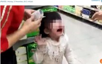 Người ông tát cháu gái 4 tuổi chảy máu chỉ vì bé sợ thang cuốn siêu thị