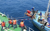 Tàu cảnh sát biển cứu hộ thành công 10 ngư dân gặp nạn trên biển
